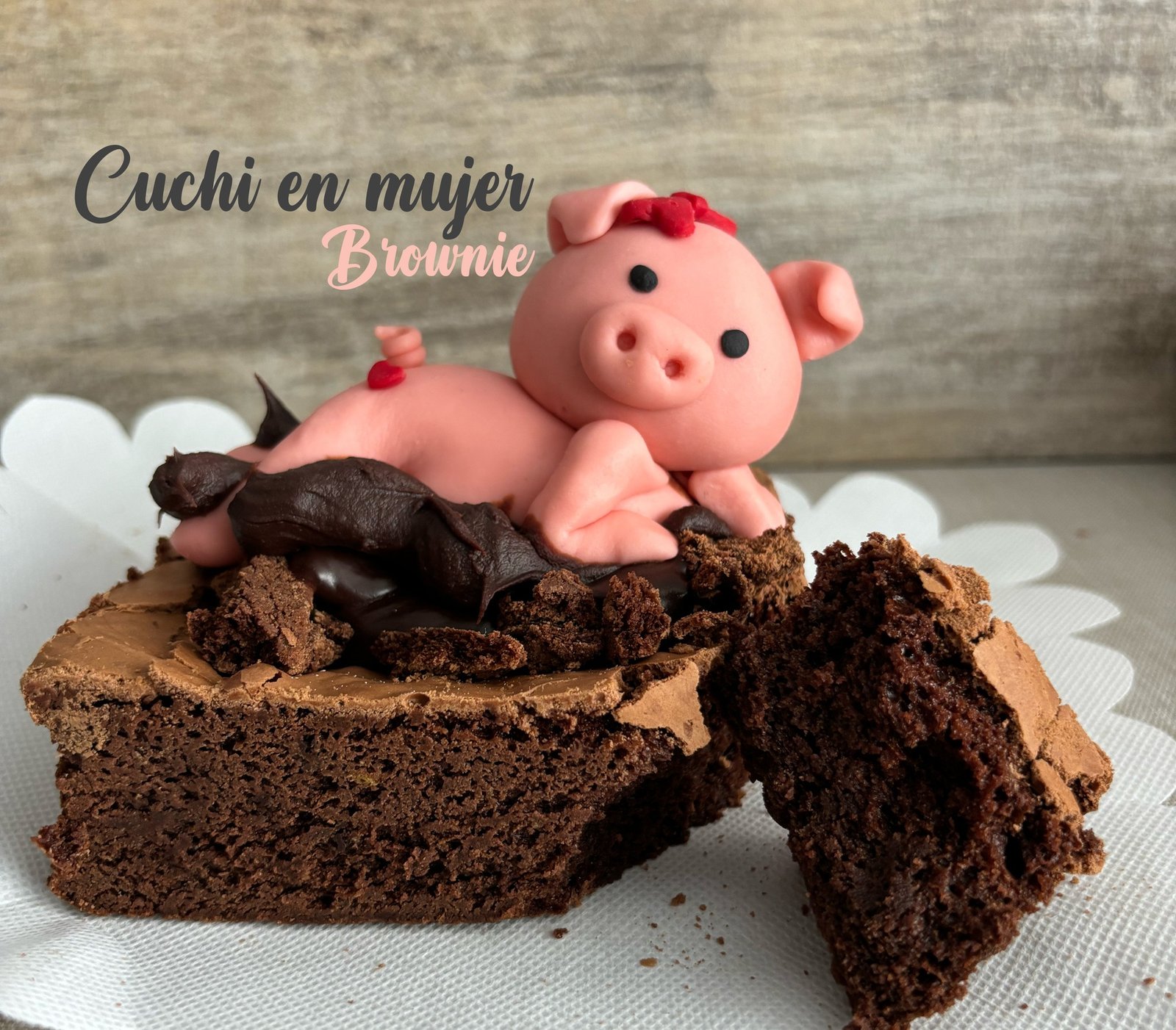 Cuchi  Mujer sobre brownie con fresas con chocolate de cuchi